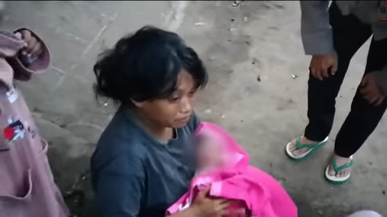 Ibu melahirkan di pinggir jalan