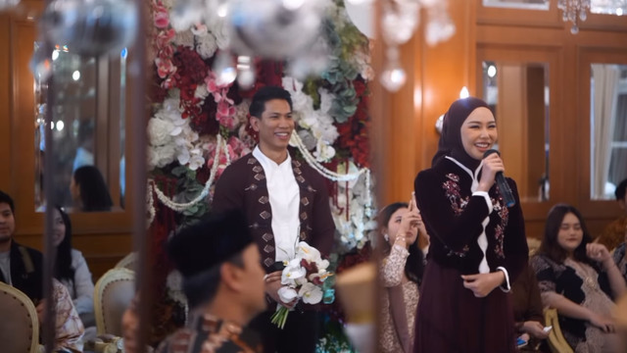 6 Tampilan Dress Dara Arafah Saat Lamaran: Anggun dalam Balutan Burgundy Elegan yang Memukau (sumber: Instagram/daraarafah)