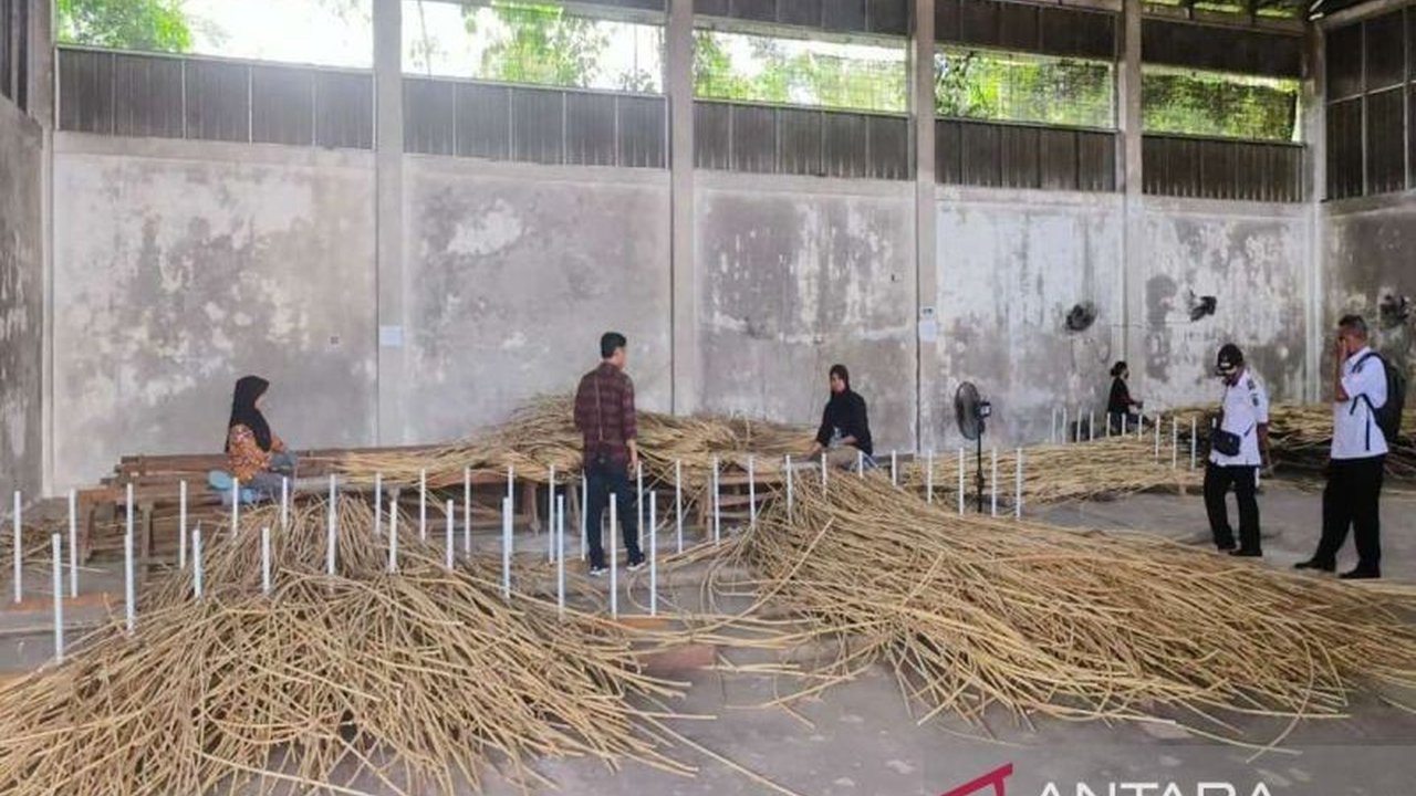Ketua Umum HIMKI, Abdul Sobur, menyoroti keberhasilan Hilirisasi Kayu Cirebon Jepara sebagai bukti nyata transformasi ekonomi bernilai tambah dan penyerapan tenaga kerja. Temukan dampaknya!