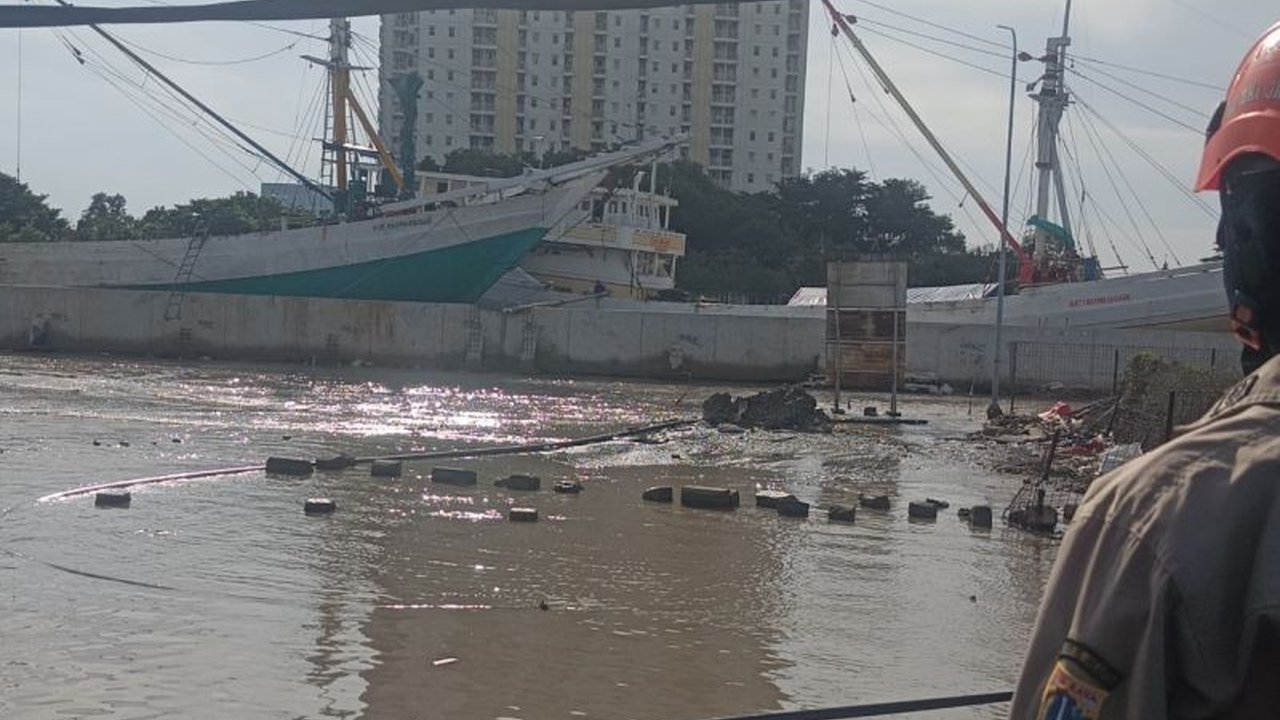 BPBD Jakarta Utara membantah keras banjir di kawasan Pelabuhan Sunda Kelapa disebabkan oleh rob. Genangan air setinggi 15 cm ini ternyata dipicu oleh aktivitas pekerjaan di lokasi.