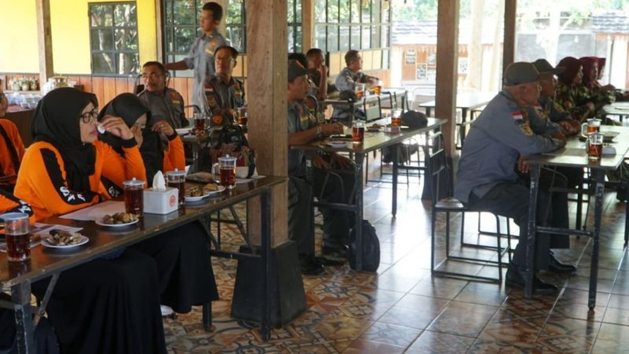 Pemerintah Kabupaten Gunungkidul mengimbau masyarakat mengaktifkan kembali Siskamling guna membendung peredaran miras yang meresahkan, menjadikannya garda terdepan menjaga lingkungan.