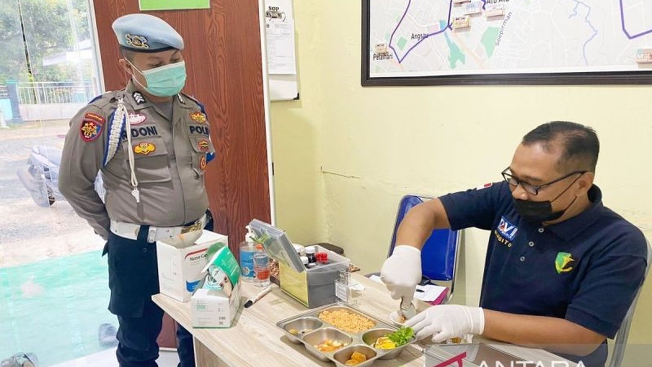 Satuan Pelayanan Pemenuhan Gizi (SPPG) Angsau Dua di Pelaihari menerapkan skrining berlapis ketat untuk memastikan keamanan makanan program Makan Bergizi Gratis (MBG) bagi ribuan penerima manfaat, demi kualitas terbaik.