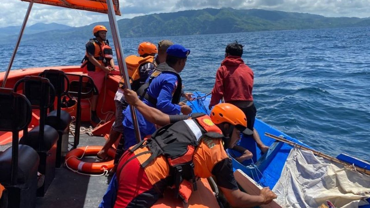 Tim SAR gabungan berhasil menemukan Wawan Budiyanto, seorang nelayan yang dilaporkan hilang di perairan Sikka NTT sejak 21 November 2025, dalam keadaan selamat namun kelelahan.