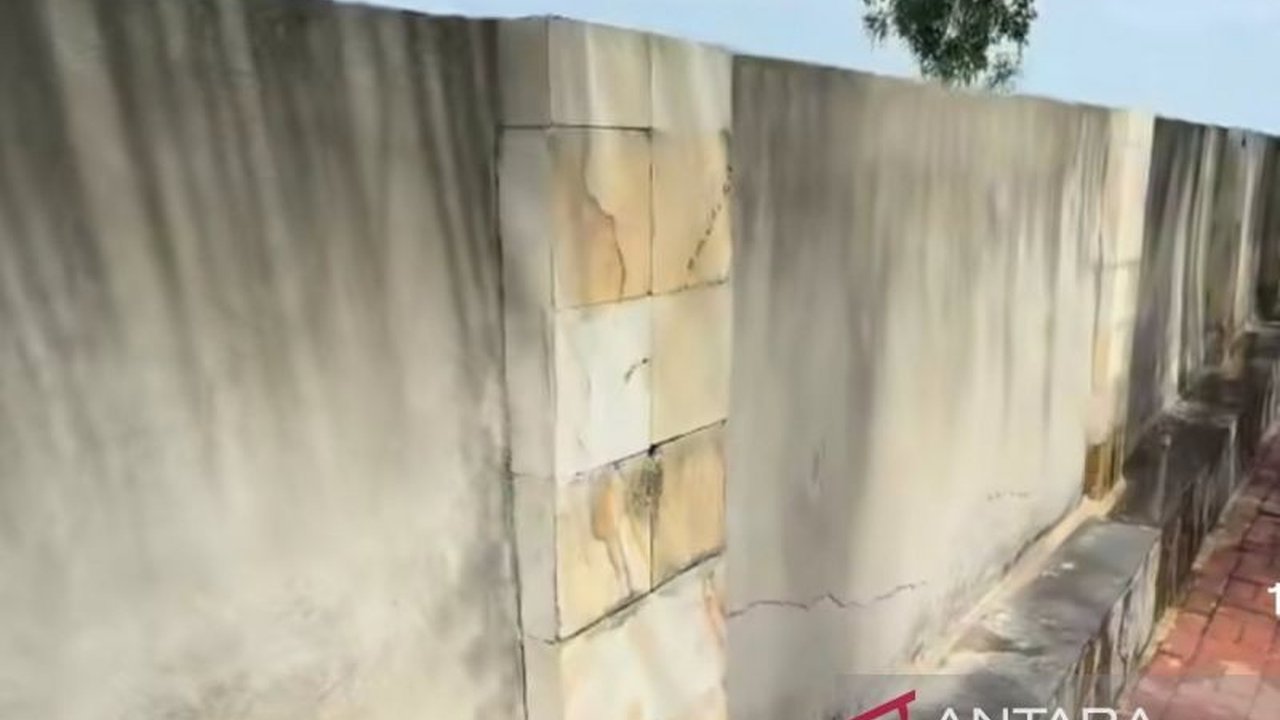 Anggota DPRD DKI Jakarta mendesak percepatan perbaikan Tanggul Pantai Mutiara yang mengalami kebocoran. Hal ini penting untuk mencegah banjir rob dan menjamin keamanan warga.