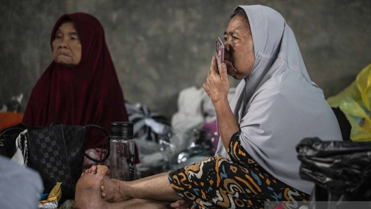 Badan Nasional Penanggulangan Bencana (BNPB) memulai pembangunan 50 unit hunian sementara bagi korban longsor di Banjarnegara, Jawa Tengah, sebagai langkah awal pemulihan. Simak detailnya!