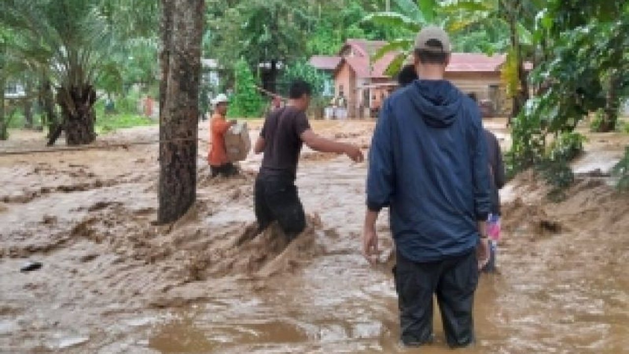 Pusdalops Sumut melaporkan satu orang hilang akibat Banjir Padangsidimpuan yang melanda selama tiga hari, menyebabkan ratusan jiwa terdampak. Bagaimana upaya penanganannya?