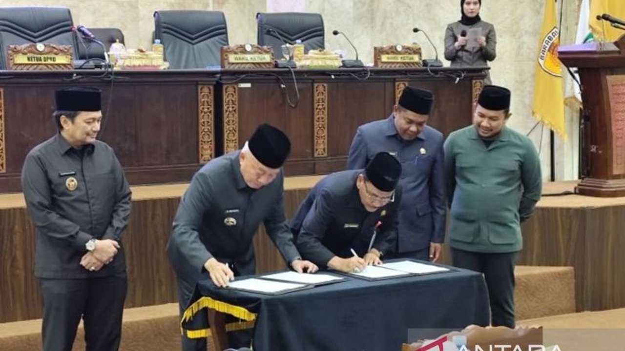 DPRD Kalsel menyetujui tambahan penyertaan modal sebesar Rp400 miliar untuk Bank Kalsel, yang akan dicairkan bertahap. Keputusan ini diharapkan mampu menggerakkan perekonomian lokal.