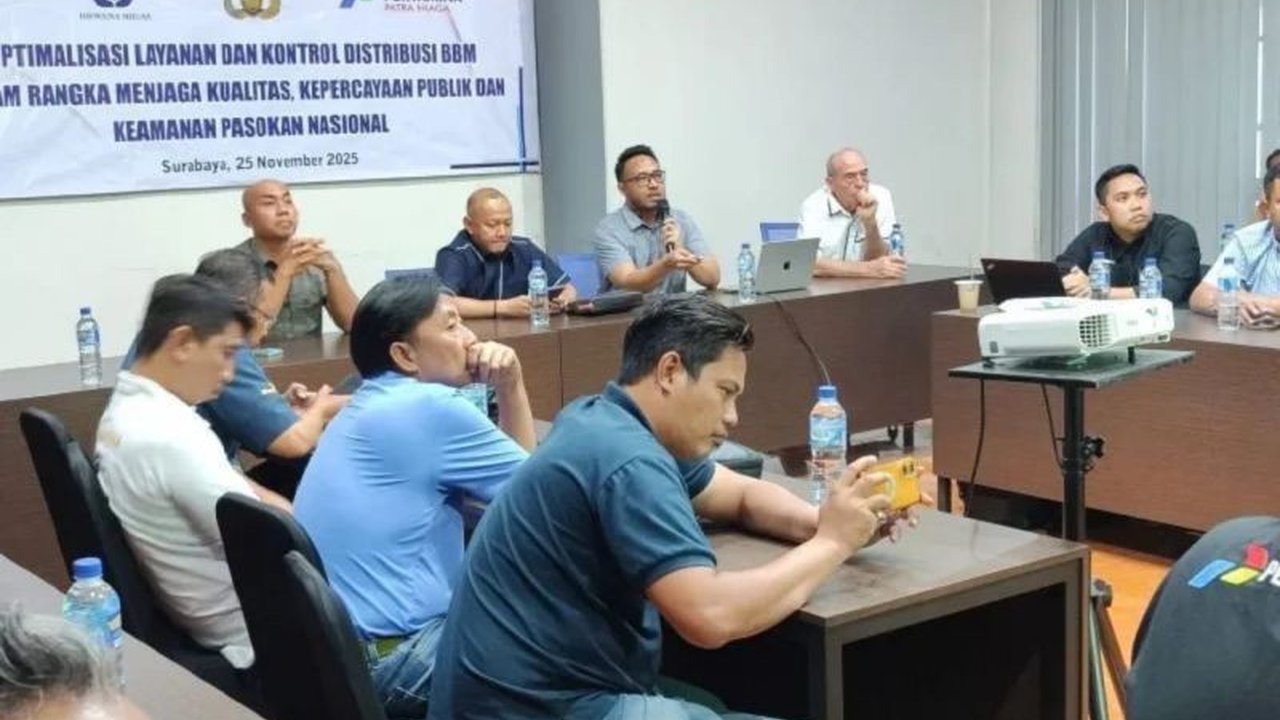 Pertamina Patra Niaga bersama Polri dan Hiswana Migas memperketat pengawasan BBM di SPBU Surabaya untuk mencegah penyalahgunaan dan menjaga stabilitas suplai energi nasional.