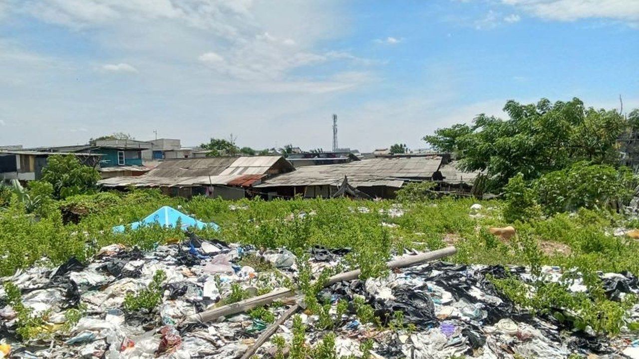Warga Kampung Bilik Jakarta Barat menyepakati penundaan pengosongan lahan seluas 65 hektare untuk TPU hingga Lebaran 2026, menepis isu pengosongan cepat. Bagaimana nasib hunian mereka?