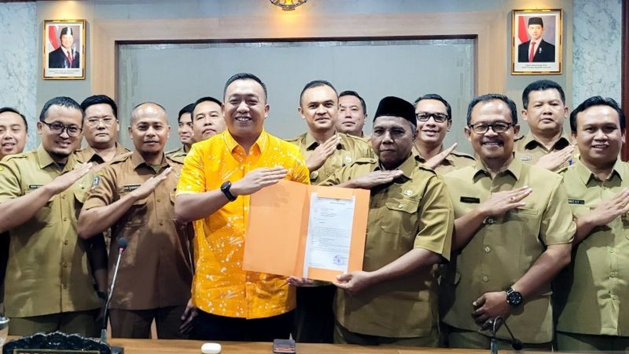 Bupati Situbondo Yusuf Rio Wahyu Prayogo resmi menunjuk Fathor Rakhman sebagai Penjabat Sekretaris Daerah (Pj Sekda) Situbondo untuk mengisi kekosongan jabatan, memastikan roda pemerintahan tetap berjalan optimal.