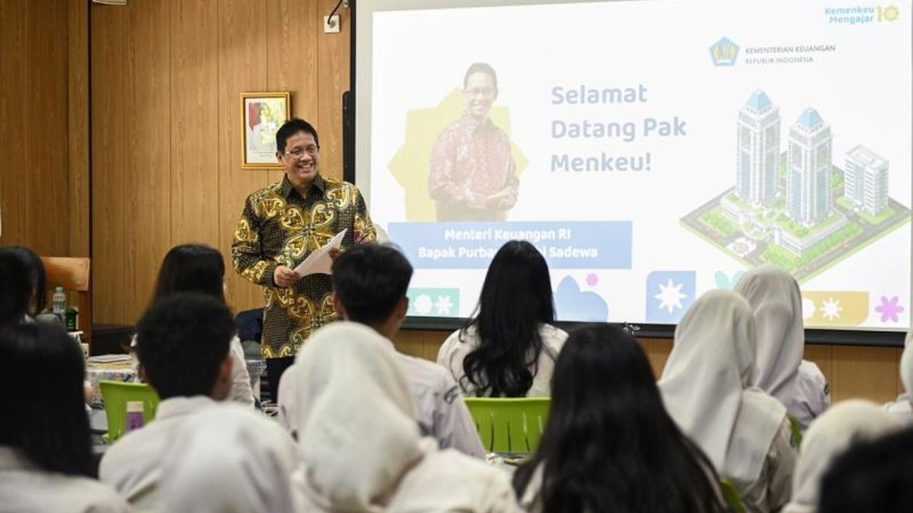 Menteri Keuangan Purbaya Yudhi Sadewa mengajak siswa memahami APBN lewat Kemenkeu Mengajar 10. Program ini bertujuan agar generasi muda mengerti konteks peran pemerintah dalam perekonomian, tidak sekadar mengkritik.