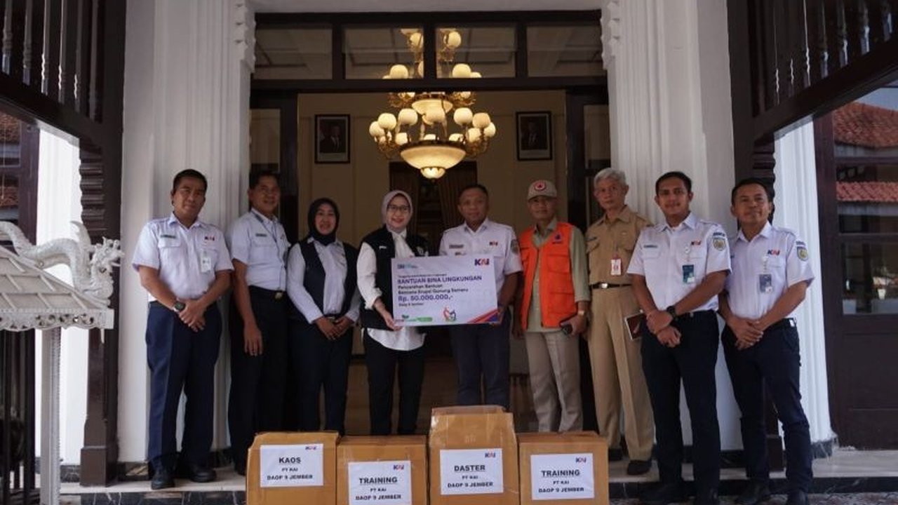 PT KAI Daop Jember menyalurkan Bantuan KAI Daop Jember untuk Erupsi Semeru senilai Rp50 juta kepada warga terdampak di Lumajang. Simak detail bantuan dan harapan KAI dalam meringankan beban masyarakat.