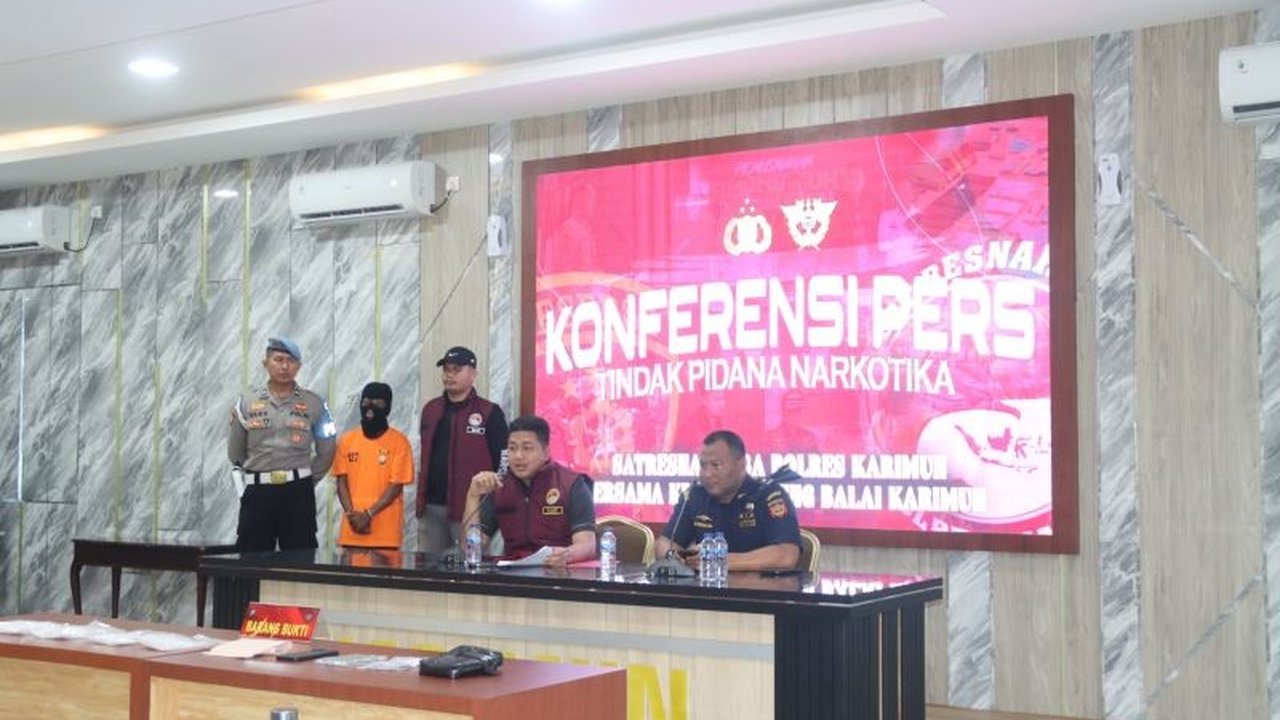 Polres Karimun bersama Bea Cukai berhasil menggagalkan penyelundupan sabu seberat 1 kg dari Malaysia. Modus unik terungkap, pelaku melilitkan narkoba di perut. Simak detail pengungkapan penyelundupan sabu Karimun ini!