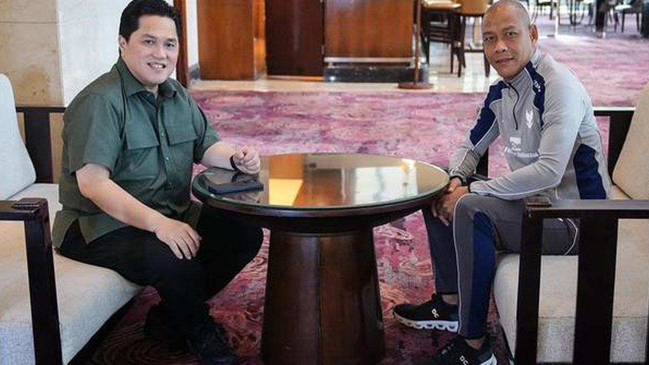 Ketua PSSI, Erick Thohir, memanggil pelatih Timnas Indonesia U-17, Nova Arianto, di tengah Piala Kemerdekaan 2025 di Deli Serdang, Sumatra Utara. (Bola.com/Dok.Instagram Erick Thohir).