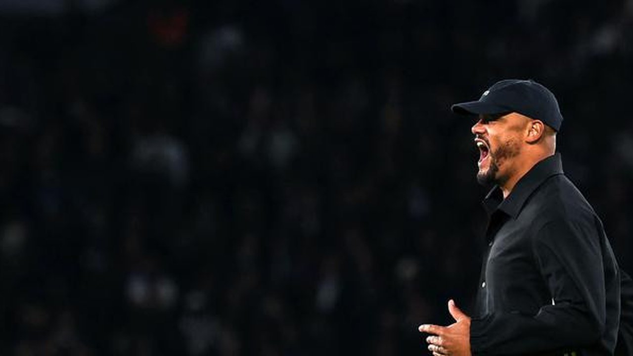 Pelatih Bayern Munchen, Vincent Kompany merayakan kemenangan timnya setelah berakhirnya laga Liga Champions 2025/2026 melawan PSG di Parc des Princes, Paris, Prancis, Selasa (04/11/2025) wakt