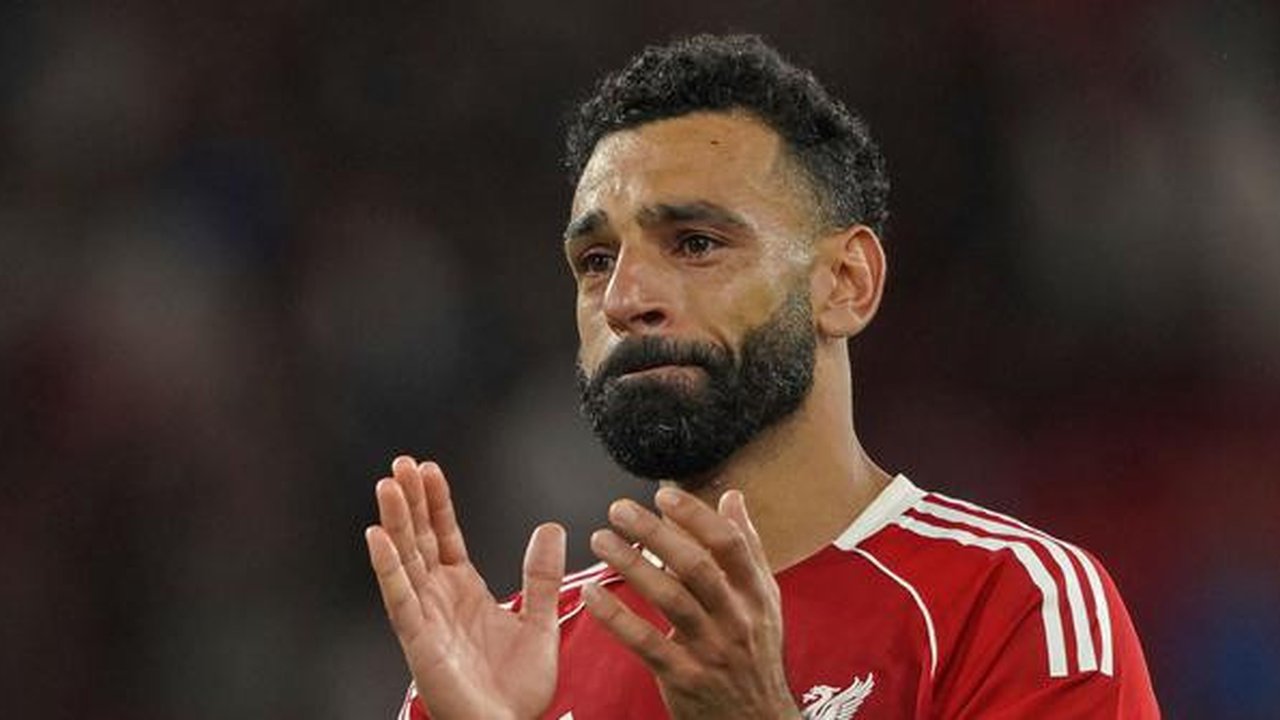 Pemain Liverpool, Mohamed Salah tak kuasa menahan air matanya saat memberikan penghormatan untuk mendiang Diogo Jota setelah laga Liga Inggris 2024/2025 melawan Bournemouth di Anfiled, Liverp