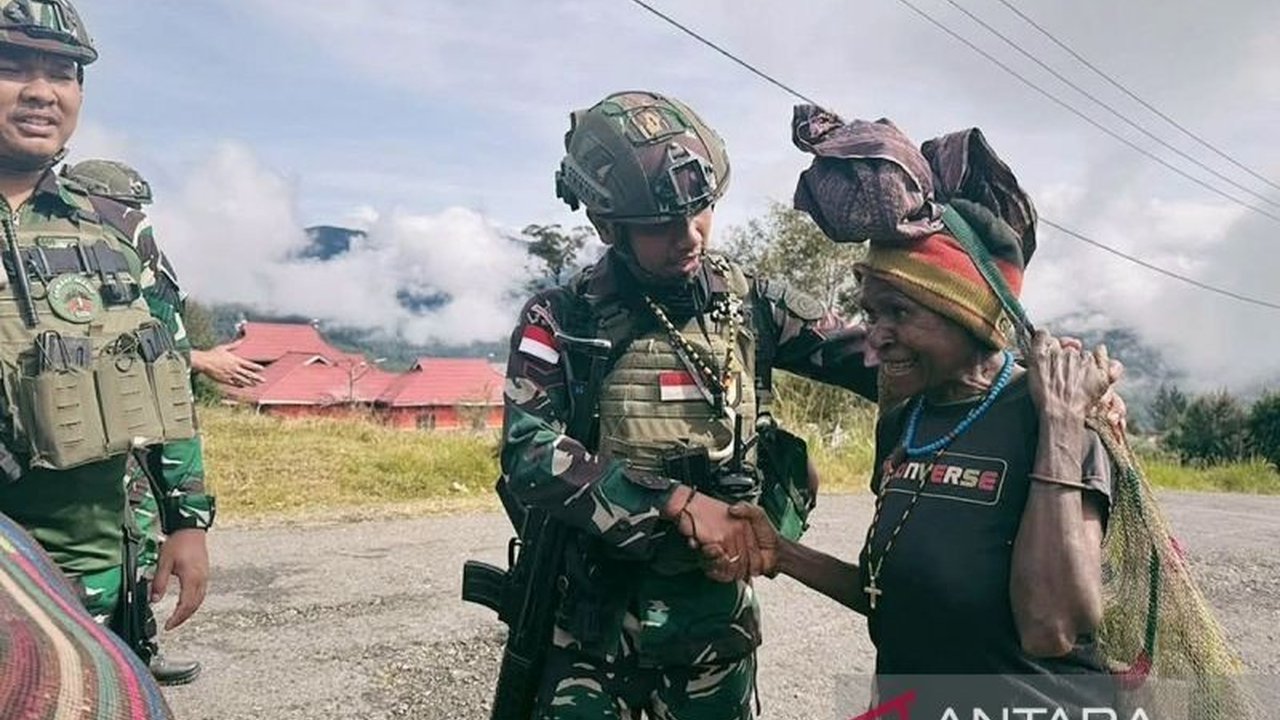 TNI AD meluncurkan 'Smart Approach' di Papua, menggabungkan pengamanan proporsional dengan kegiatan teritorial humanis untuk menciptakan stabilitas dan kesejahteraan masyarakat.