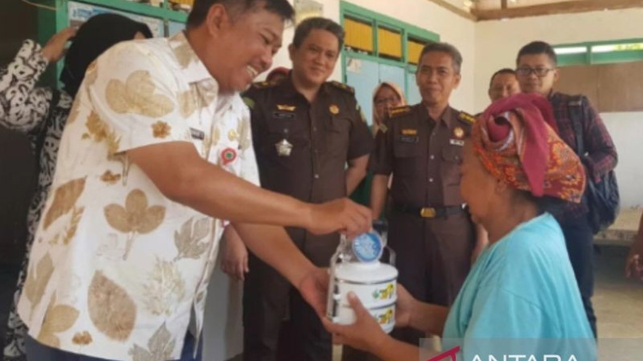 Pemerintah Kabupaten Pamekasan mengalihkan program Bantuan Makanan Lansia 'Simpati Lansia' ke pemerintah pusat karena keterbatasan anggaran, memastikan layanan tetap berjalan bagi ratusan penerima.