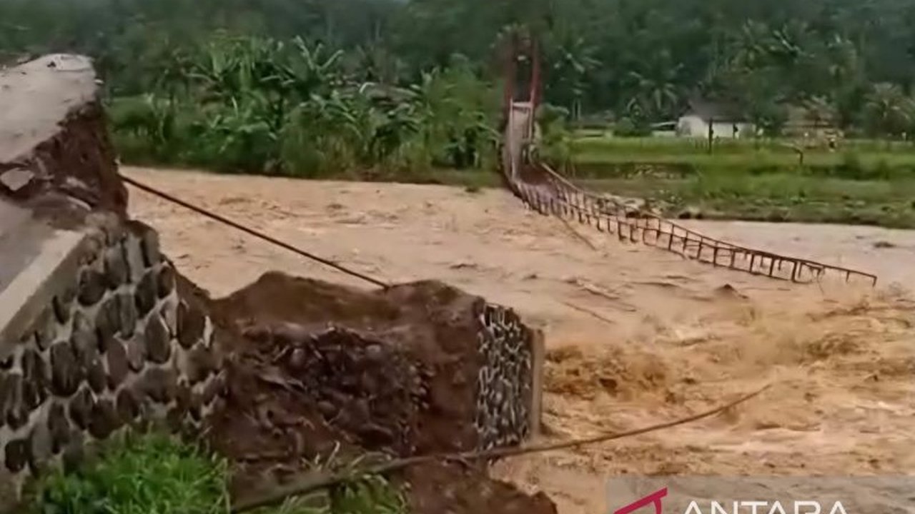 Dinas Perumahan dan Kawasan Permukiman (Disperkim) Cianjur bergerak cepat melakukan perbaikan jembatan Cianjur yang rusak akibat pergeseran tanah. Targetnya tuntas sebelum akhir tahun demi kelancaran aktivitas warga.