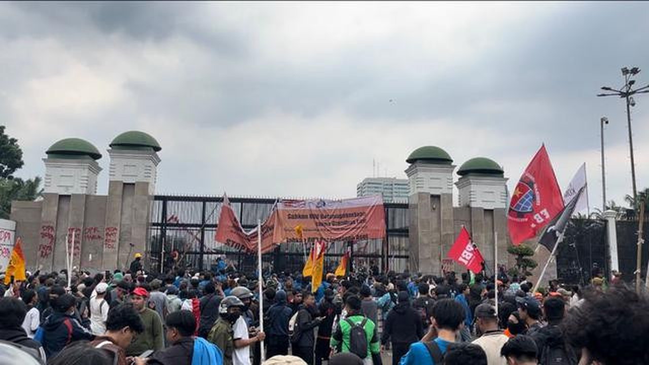 Massa unjuk rasa di depan Kompleks DPR/MPR Jalan Gatot Subroto, Senayan Jakarta Selatan mulai ricuh. Sejumlah pendemo tampak melakukan tindakan anarkis dengan melakukan pelemparan botol. (Lip