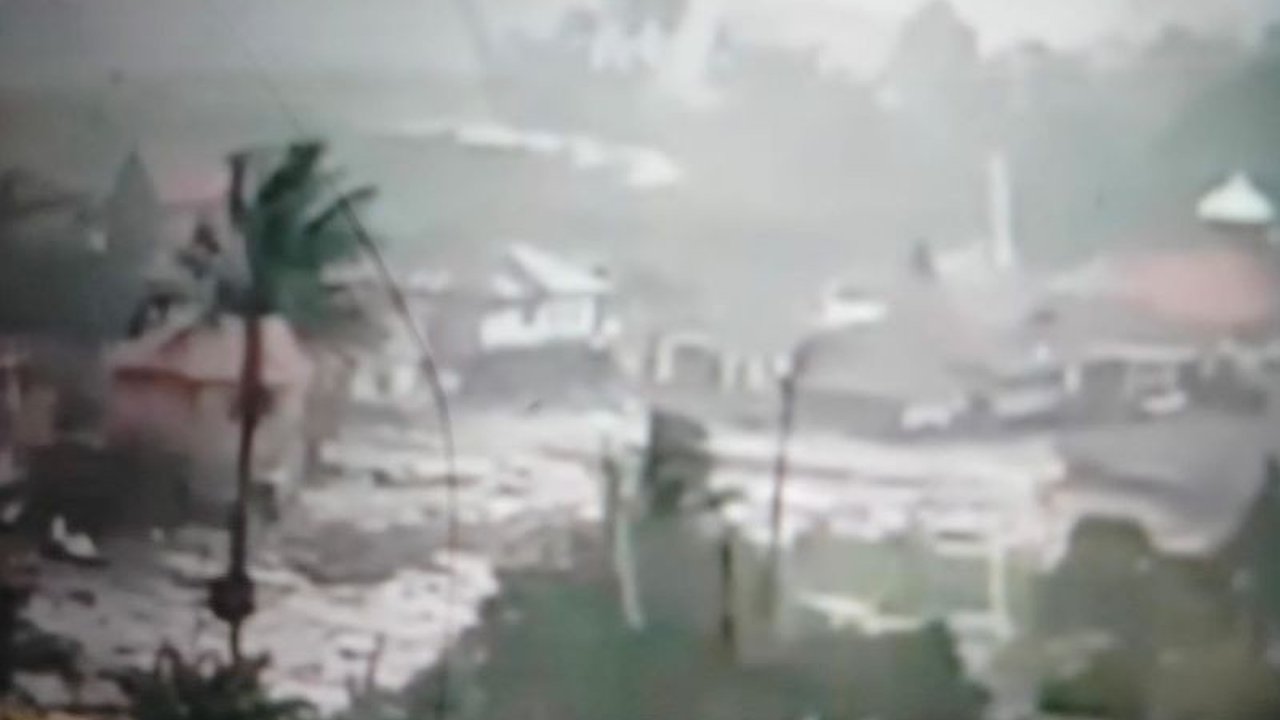 Banjir bandang menerjang Malalak Timur, Kabupaten Agam, menyebabkan dua warga dilaporkan hilang dan puluhan lainnya mengungsi. BPBD Agam segera bergerak untuk pencarian dan penanganan dampak bencana.