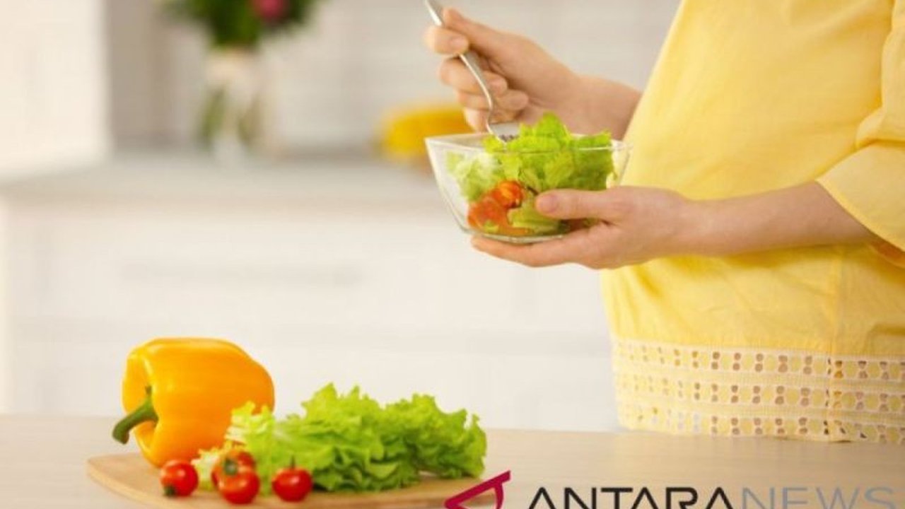 Dokter spesialis obgyn mengungkapkan daftar makanan dan minuman yang perlu dihindari ibu hamil demi kesehatan janin. Apa saja yang harus diwaspadai agar kehamilan tetap sehat?