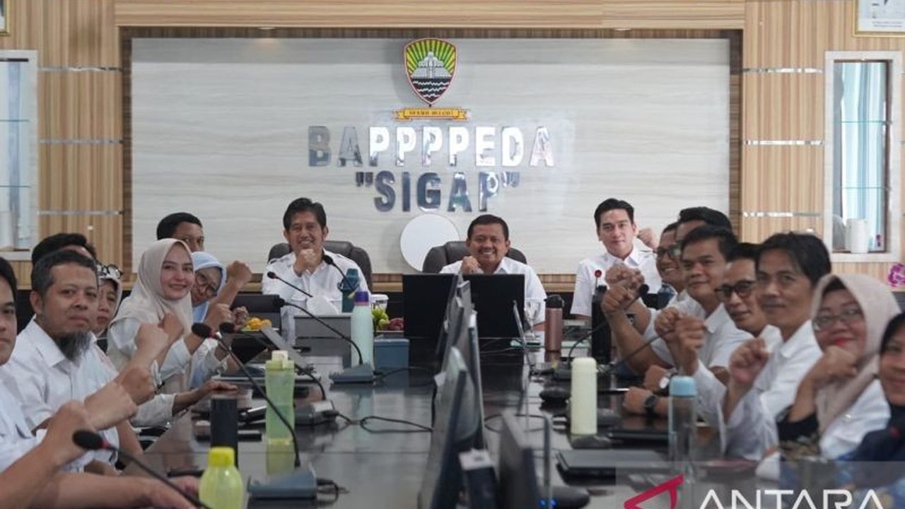 Wakil Bupati Sumedang M. Fajar Aldila menegaskan akan Wabup Sumedang Tindak Pegawai Nakal yang bermain dalam perizinan, menjamin kemudahan investasi dan proses yang transparan.