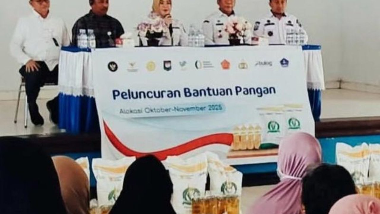 Wali Kota Kendari Siska Karina Imran menyalurkan Bantuan Pangan Kendari kepada 448 keluarga kurang mampu di Kecamatan Puuwatu. Program ini diharapkan meringankan beban ekonomi warga.