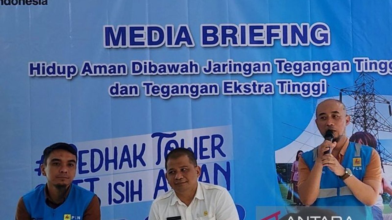 PT PLN mengingatkan masyarakat yang tinggal di bawah jaringan SUTT dan SUTET untuk mematuhi jarak aman ruang udara guna menjaga keselamatan dan kesehatan. Ketahui batas aman yang ditetapkan PLN untuk menghindari risiko.