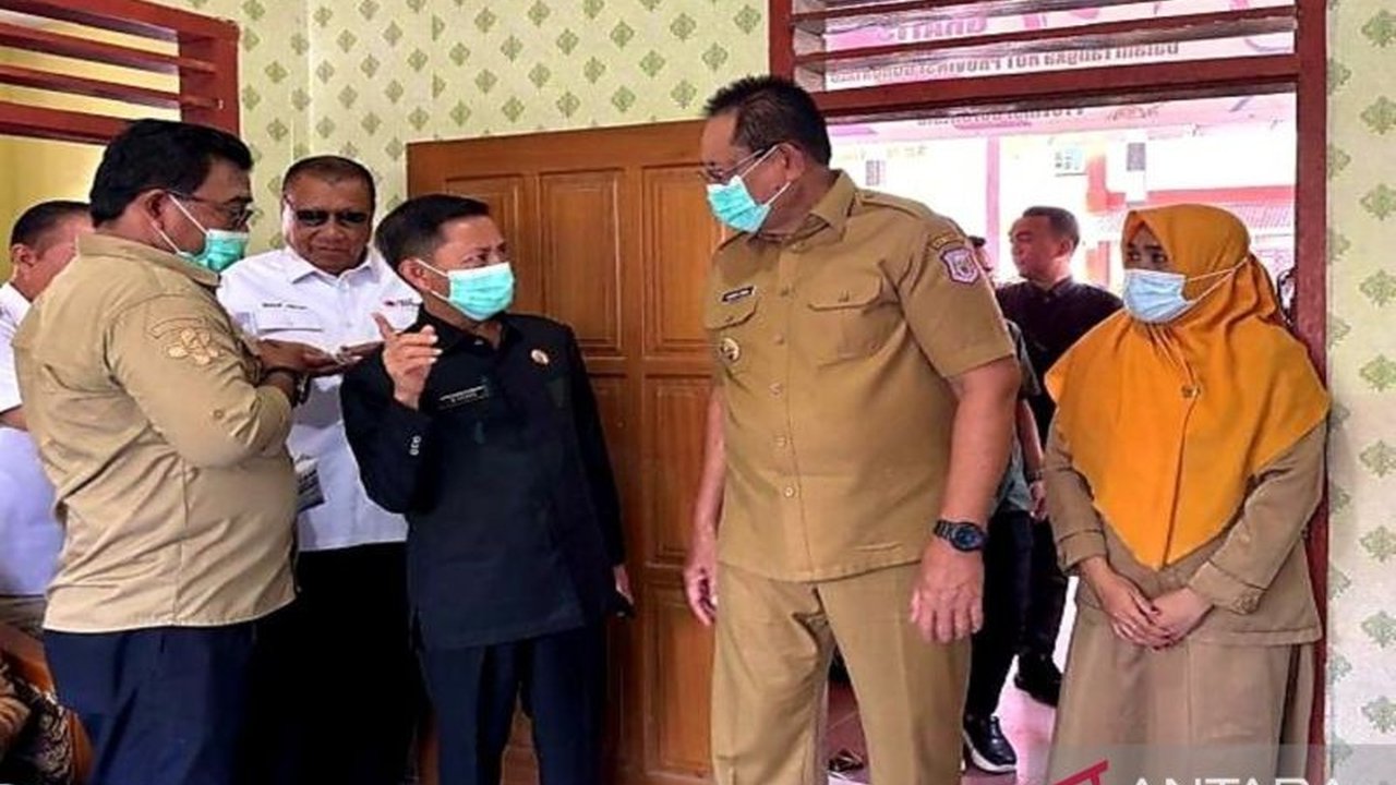 Gubernur Gorontalo Gusnar Ismail memantau langsung pelaksanaan pelayanan kesehatan gratis Gorontalo di Desa Daena'a, menegaskan komitmen pemerintah dalam mendekatkan akses kesehatan bagi masyarakat pedesaan.