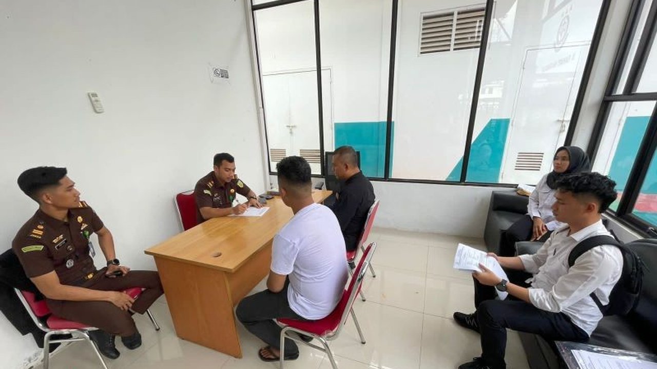 Kejaksaan Negeri Batam menahan dua tersangka terkait Penahanan Tersangka Kecelakaan Kerja ASL Shipyard yang menewaskan empat orang, memicu pertanyaan tentang standar keselamatan kerja.