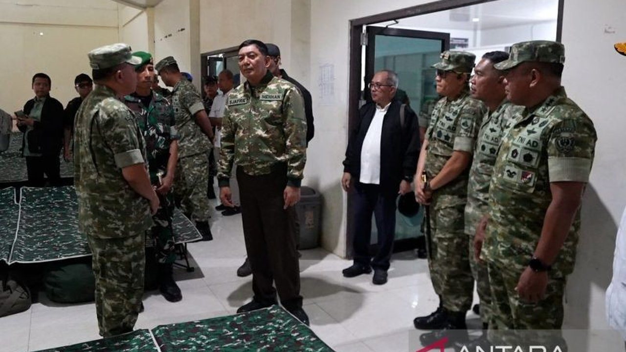 Menteri Pertahanan Sjafrie Sjamsoeddin melakukan kunjungan kerja untuk Menhan Periksa Kesiapan Prajurit Yonif TP 828/BWM di Kalimantan Selatan, meninjau langsung peran strategis mereka.