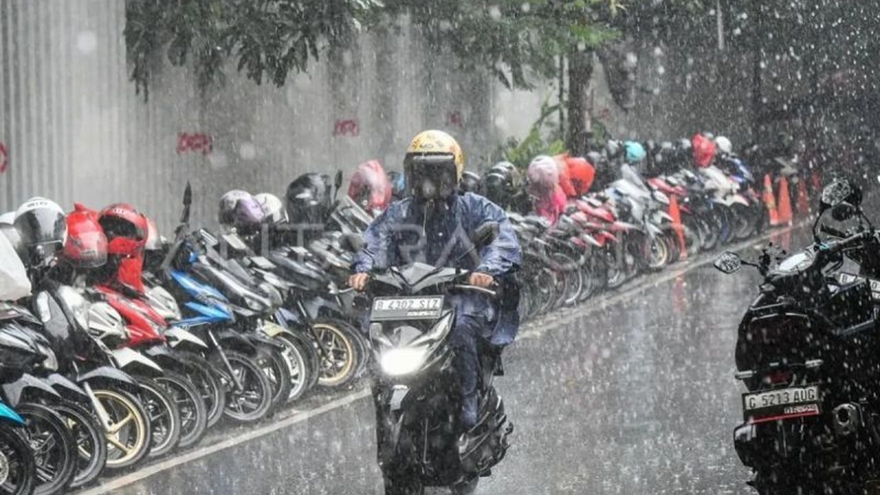 Badan Meteorologi, Klimatologi, dan Geofisika (BMKG) merilis **Prakiraan Cuaca Jakarta** untuk Kamis ini, memprediksi hujan ringan akan mengguyur sebagian wilayah pada sore hingga malam hari. Siapkan payung Anda!