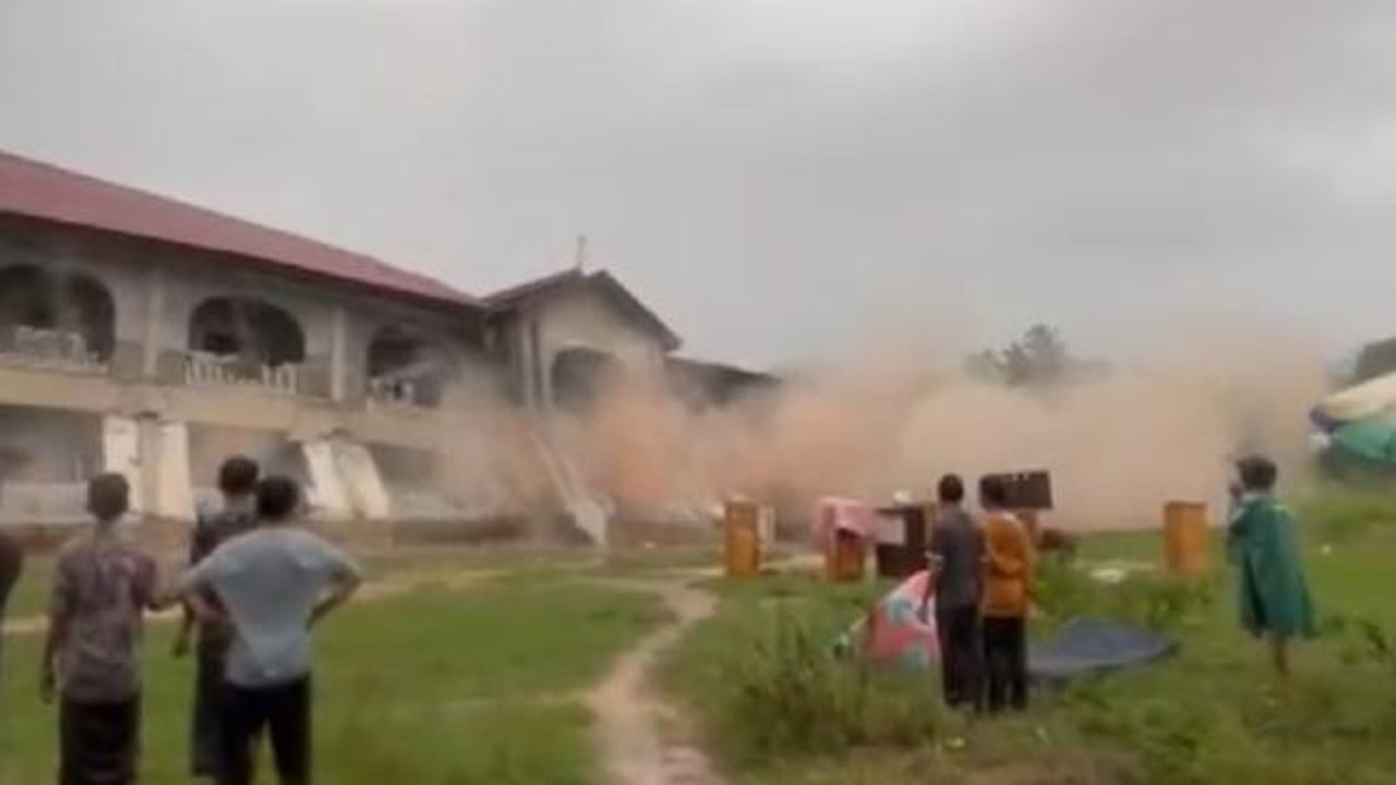 Tangkapan layar detik-detik gedung asrama pesantren di Aceh yang dihuni ratusan santri ambruk ke sungai akibat longsor. (Liputan6.com/ Dok Warga)