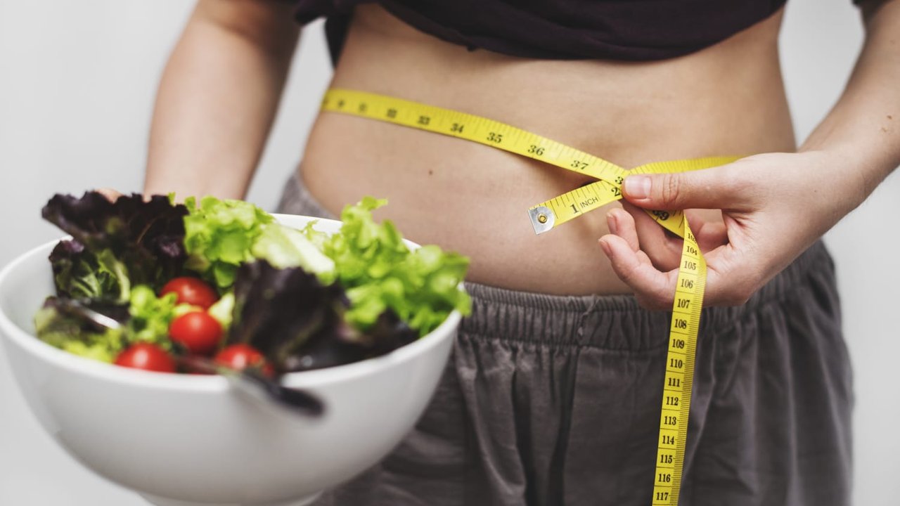 Diet yoyo adalah siklus turun-naik berat badan yang terjadi akibat pola diet tidak stabil dan dapat meningkatkan berbagai risiko kesehatan. (Foto: rawpixel/Freepik)