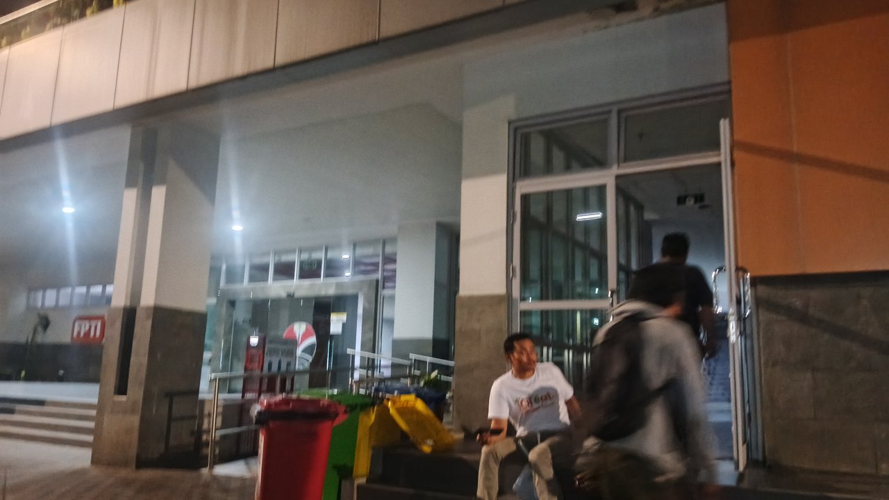 Detik-Detik Mendebarkan Dosen UPI Terjebak dalam Lift Kampus