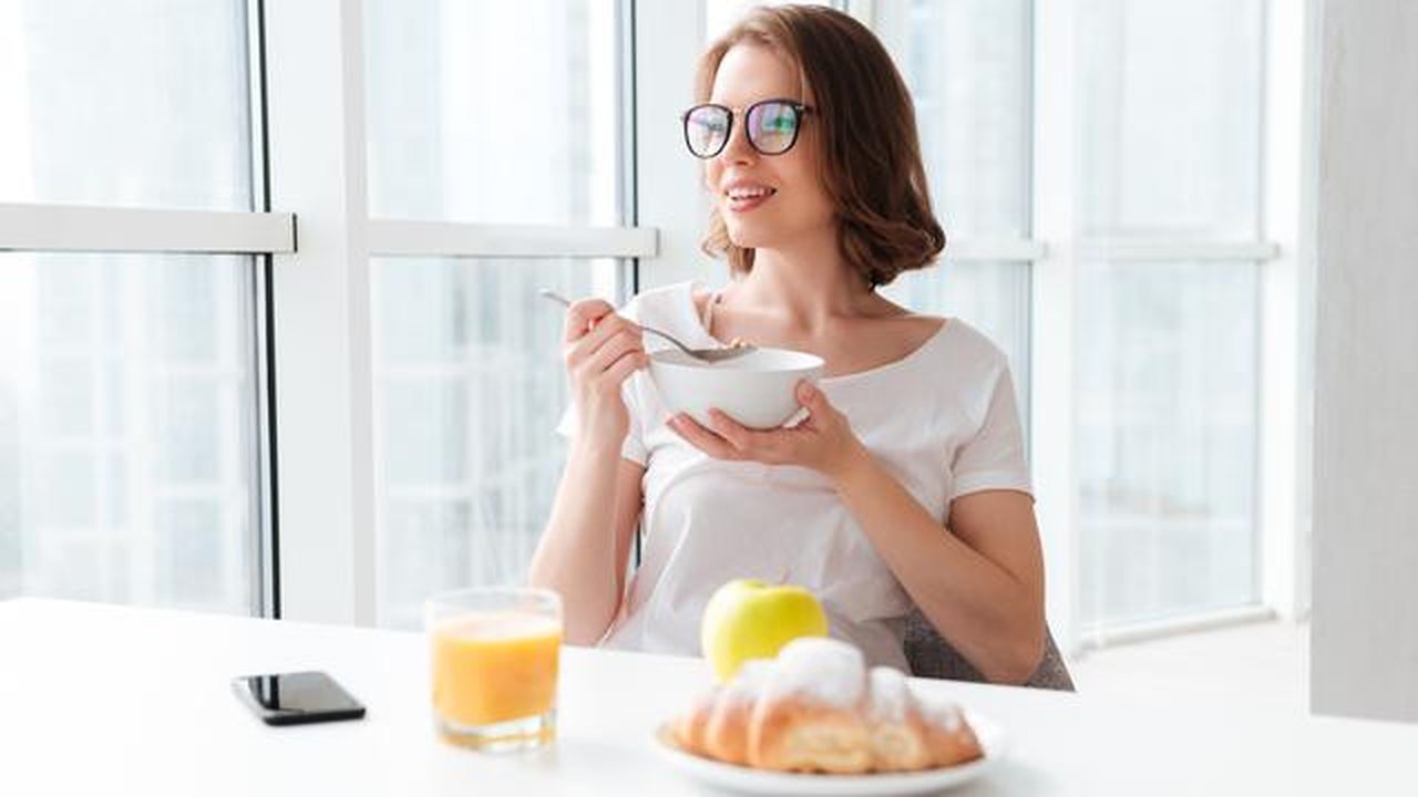 Pilihan menu sarapan yang rendah kalori dan praktis di pagi hari. (foto: drobotdean/freepik)