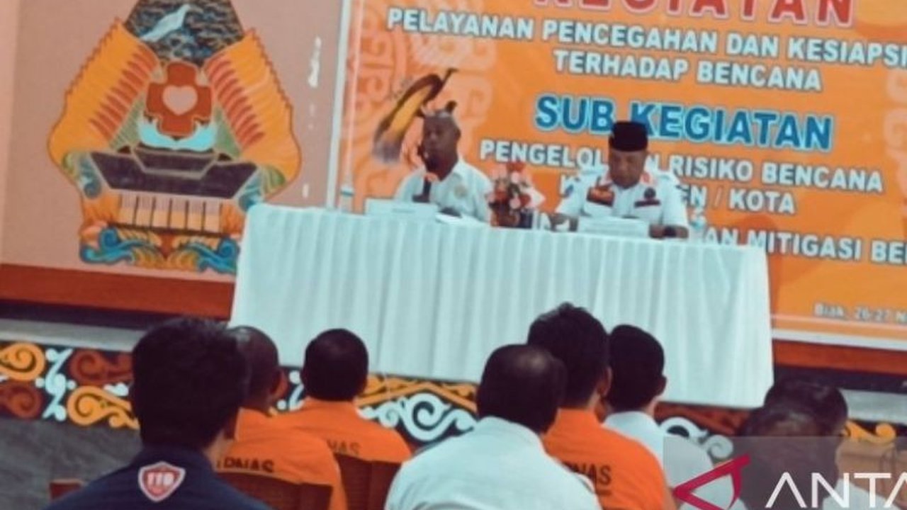 BPBD Kabupaten Biak Numfor membekali warga dengan pelatihan kesiapsiagaan bencana cuaca ekstrem. Inisiatif ini bertujuan mengurangi risiko dan meningkatkan respons cepat masyarakat.