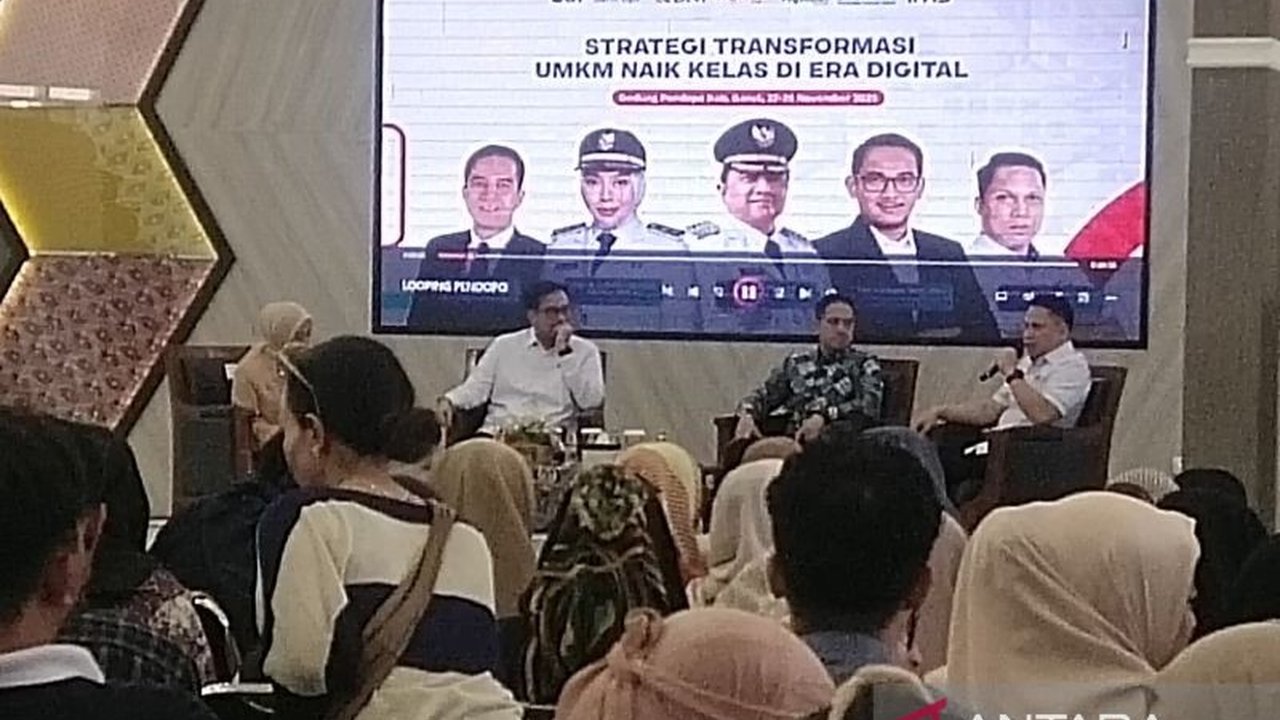 Staf Khusus Presiden RI Tiar N Karbala mendorong pelaku UMKM Digital Garut untuk beradaptasi dengan teknologi, termasuk AI, demi meningkatkan daya saing dan pertumbuhan usaha.