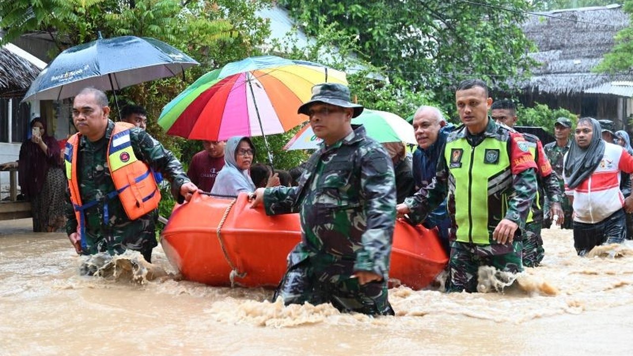 Pangdam IM Mayjen TNI Joko Hadi Susilo perintahkan seluruh prajurit bergerak cepat dalam penanganan dan evakuasi korban banjir Aceh, pastikan kesiapsiagaan penuh.