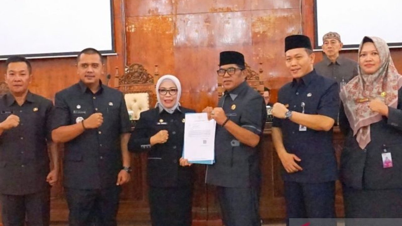 Pemerintah Kabupaten Rejang Lebong merampingkan jumlah Organisasi Perangkat Daerah (OPD) dari 44 menjadi 38. Langkah perampingan OPD Rejang Lebong ini bertujuan efisiensi anggaran dan penyederhanaan birokrasi, demi pelayanan publik yang lebih baik.
