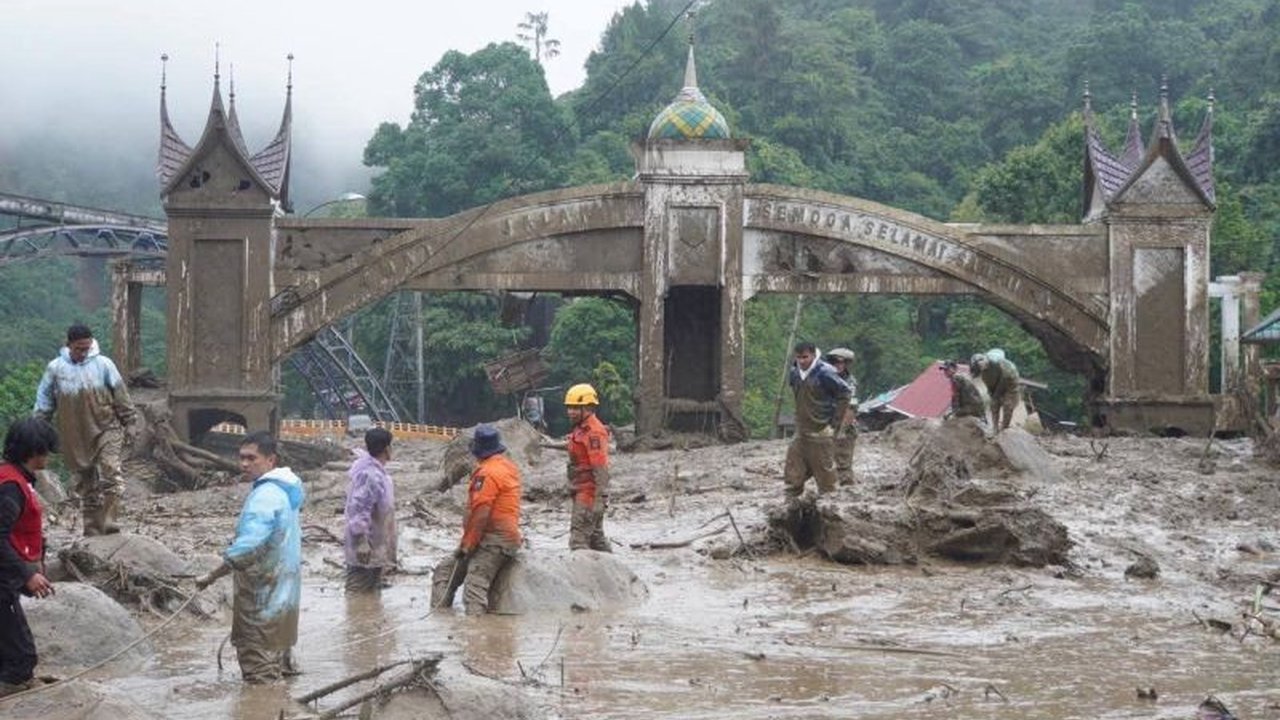 Musibah banjir bandang di Padang Panjang menelan korban jiwa. Tujuh orang ditemukan meninggal dunia di aliran Sungai Batang Anai, memicu pencarian intensif.