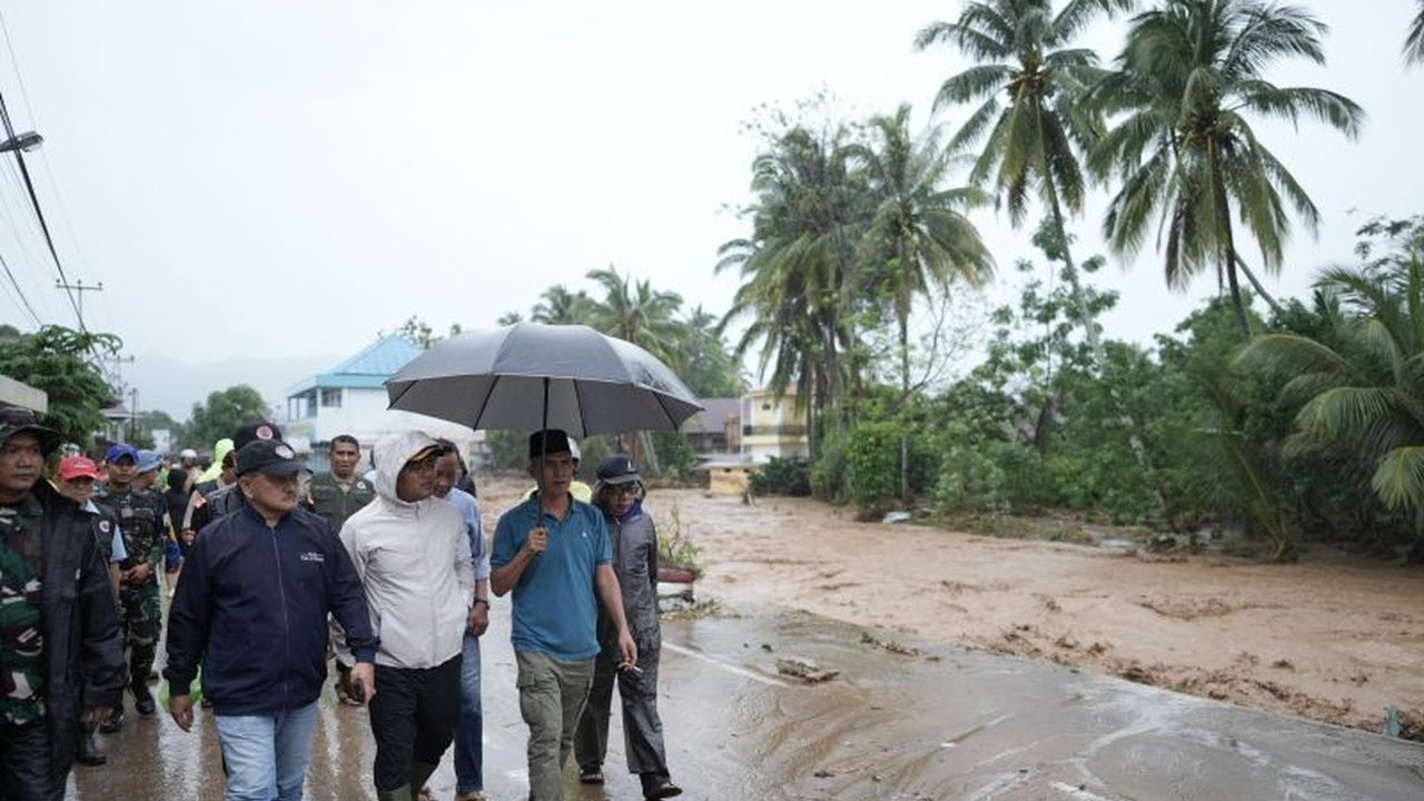Pemerintah Kabupaten Solok meningkatkan kewaspadaan masyarakat menghadapi cuaca ekstrem yang memicu bencana hidrometeorologi. Delapan kecamatan telah terdampak, mendorong Pemkab Solok untuk mengimbau kesiapsiagaan.