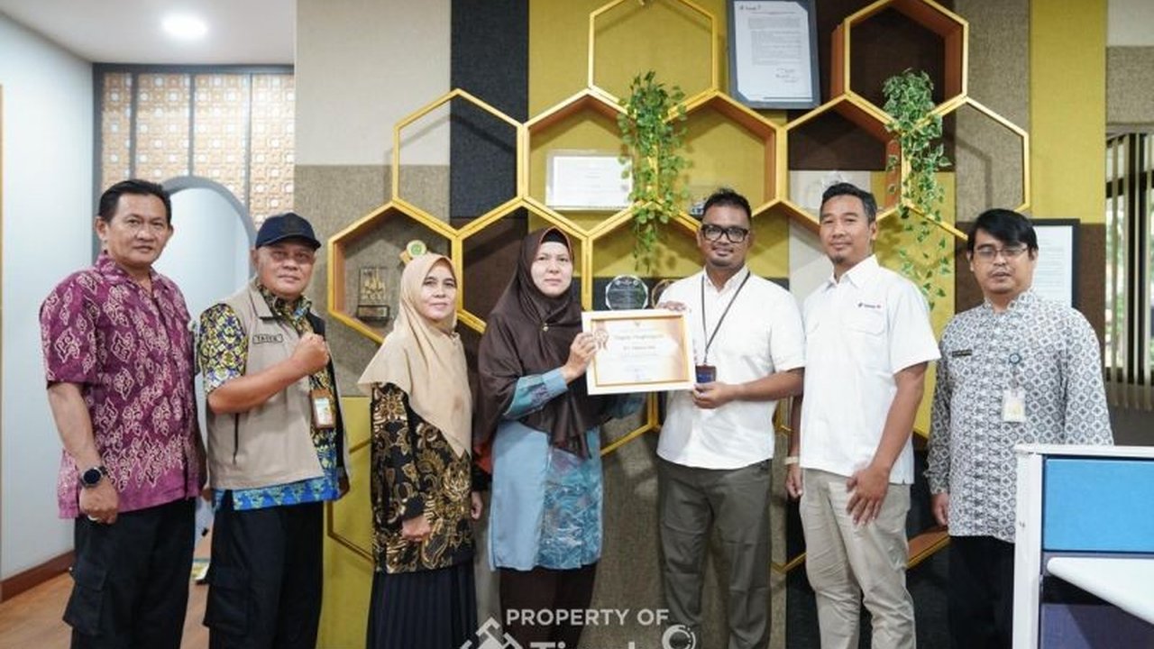 Gubernur Kepulauan Bangka Belitung memberikan penghargaan kepada PT Timah Tbk atas kepatuhan bayar Pajak Air Permukaan, menegaskan komitmen PT Timah Patuh Pajak Air demi peningkatan PAD.