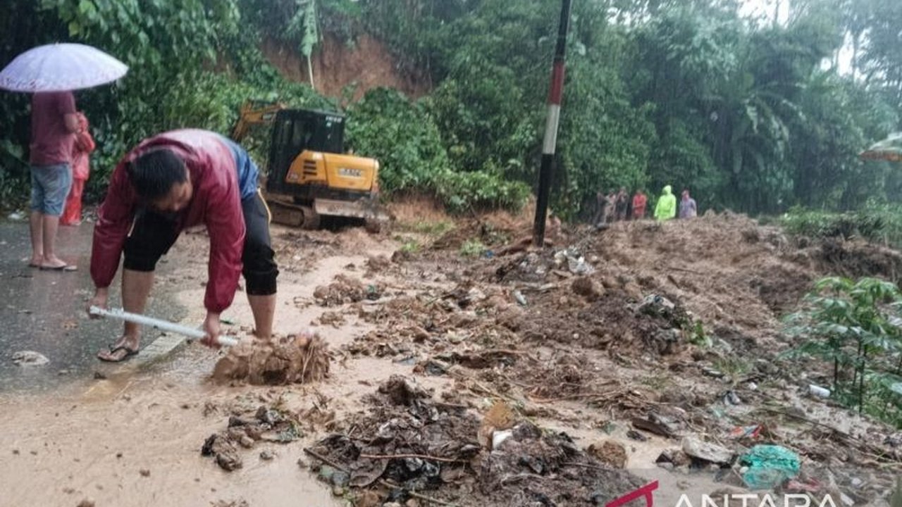 Upaya cepat warga dan pemerintah berhasil membuka kembali jalan yang tertimbun longsor di Padang Pariaman. Simak detail penanganan longsor Padang Pariaman yang melibatkan berbagai pihak untuk memulihkan akses vital.