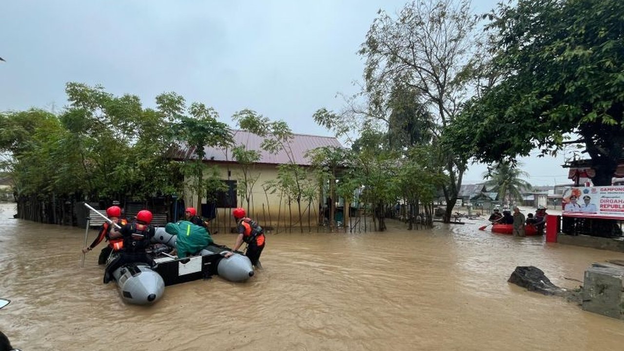 Upaya Evakuasi Banjir Aceh terhambat parah akibat akses jalan terputus, listrik padam, dan jaringan komunikasi tak stabil, menyulitkan penanganan korban dan pencarian.