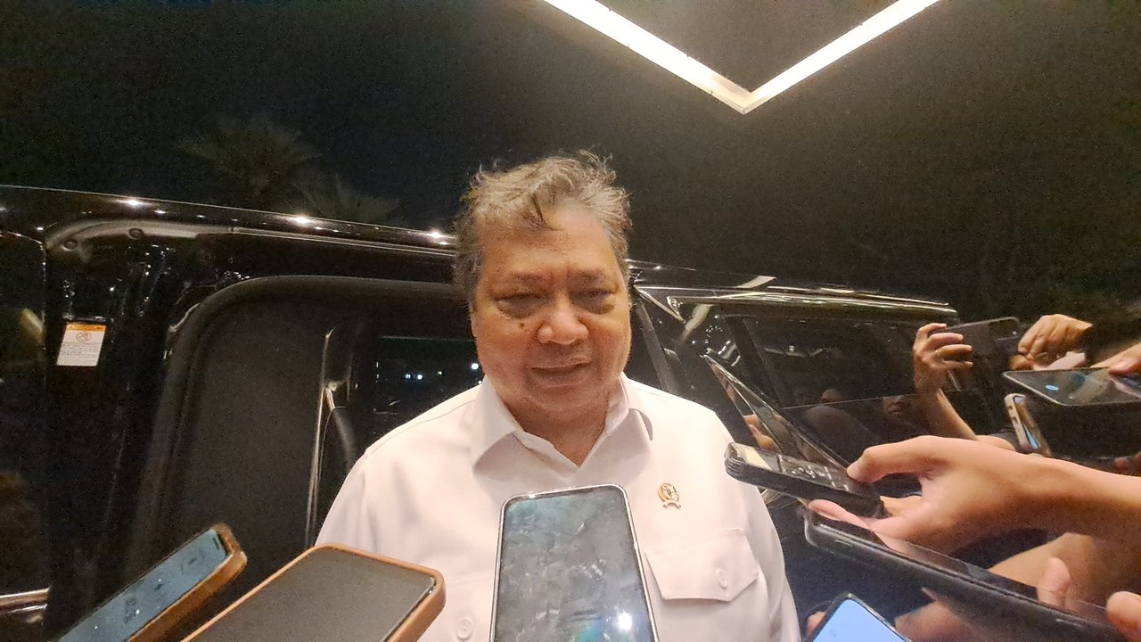 <p>Menteri Koordinator Bidang Perekonomian, Airlangga Hartarto saat ditemui media, Jakarta, Selasa (3/12/2024). Menko Airlangga memberikan bocoran mengenai kenaikan PPN jadi 12%. (Ayu/Merdeka.com)</p>