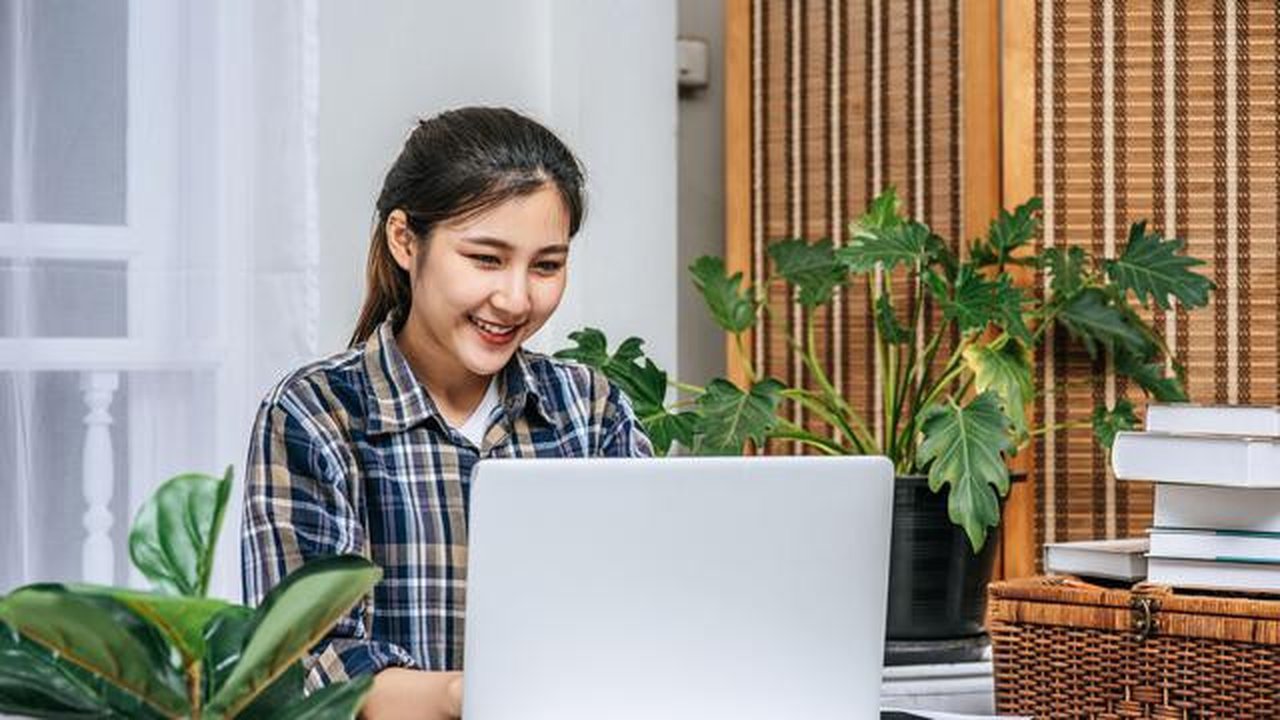 Duduk berlama-lama saat bekerja di depan laptop bisa menjadi masalah serius jika tidak dibarengi dengan selingan peregangan atau istirahat. (Foto dok: Freepik/jcomp).