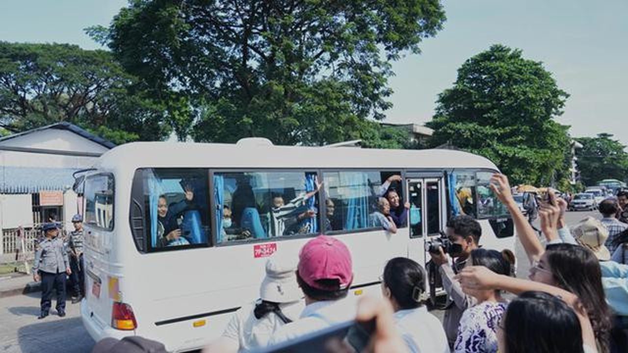 Para tahanan tiba di luar gerbang penjara Yangon pada pukul 11.30 waktu setempat, disambut oleh keluarga dan teman-teman yang telah menunggu sejak pagi hari. (Dok. AP Photo/Thein Zaw)