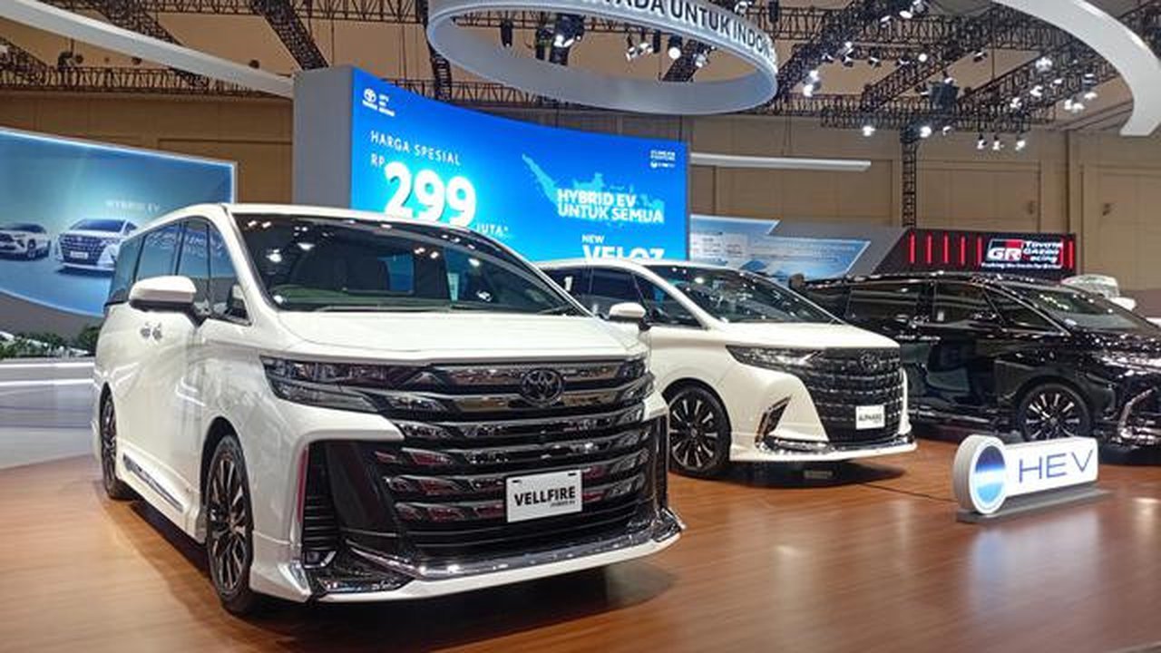 Tampak Toyota Vellfire di GJAW 2025 (Liputan6.com/Azkal Azkia)